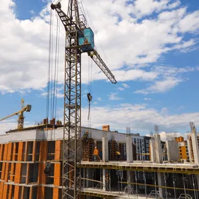 Grúa torre en obra de construcción