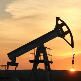 Torre de extracción petrolera al atardecer