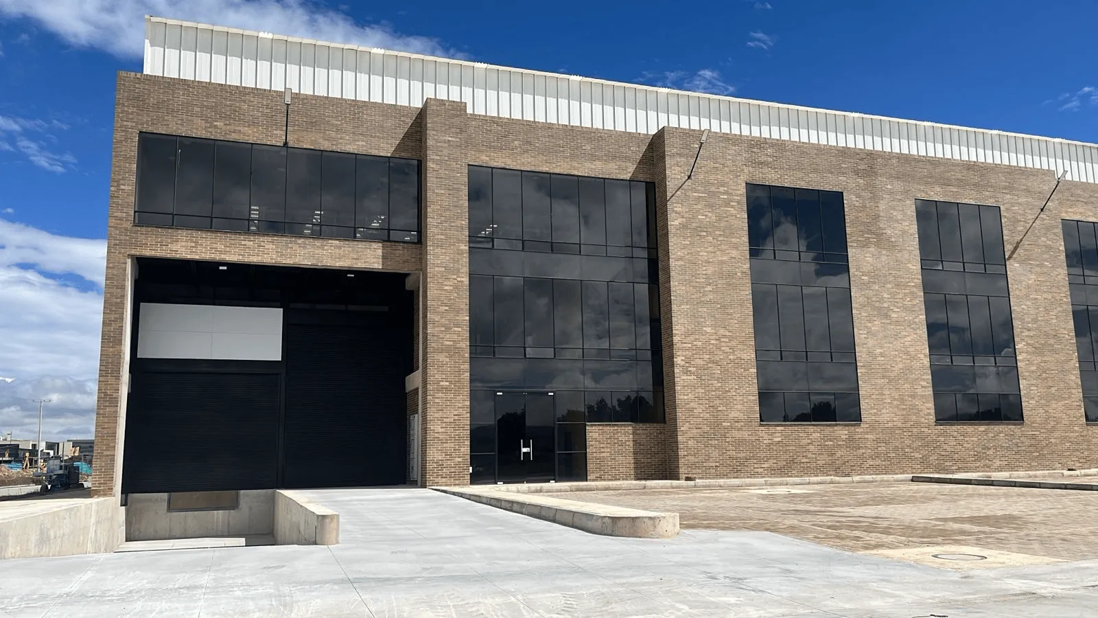 Fachada del centro de distribución - Marjeff